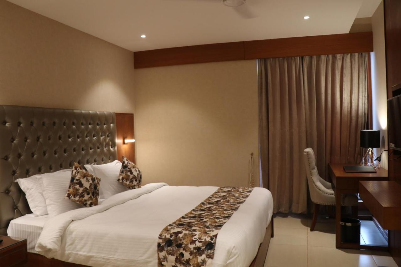 Sk Lords Inn Ahmedabad Bagian luar foto