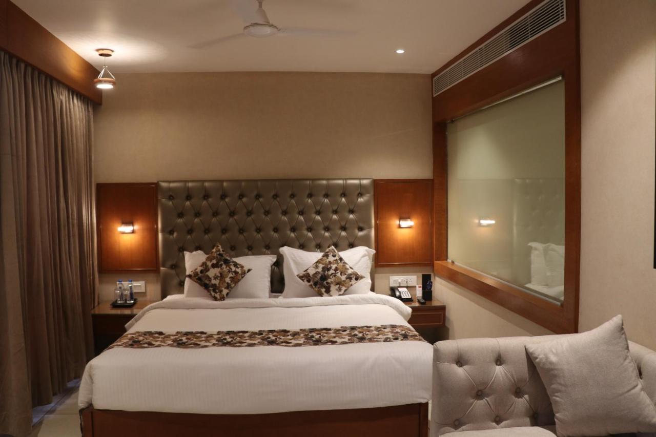 Sk Lords Inn Ahmedabad Bagian luar foto