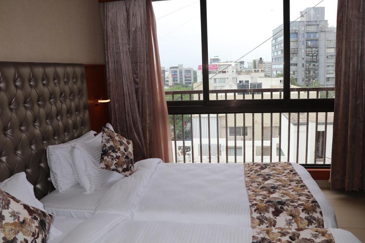 Sk Lords Inn Ahmedabad Bagian luar foto