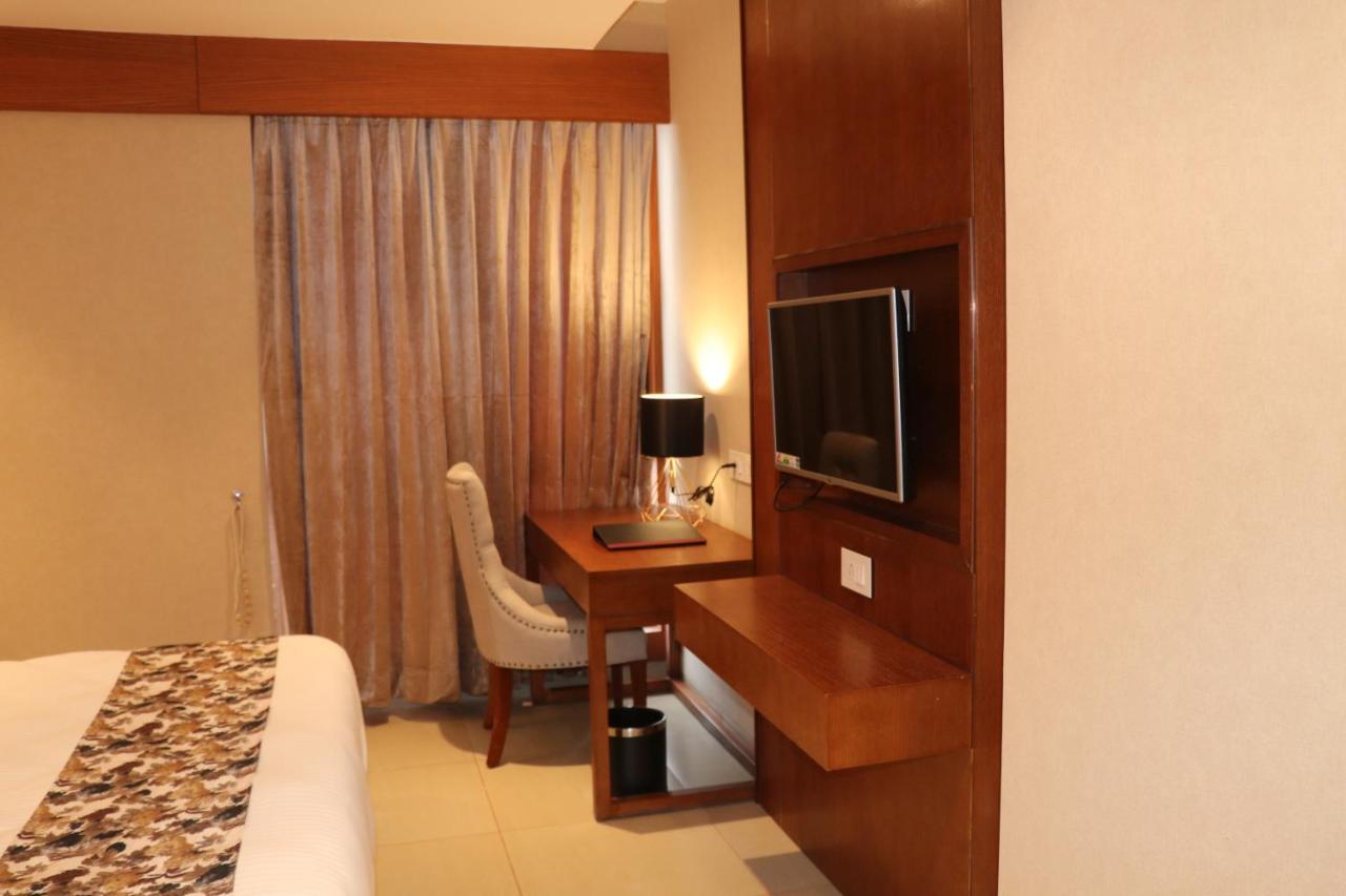 Sk Lords Inn Ahmedabad Bagian luar foto