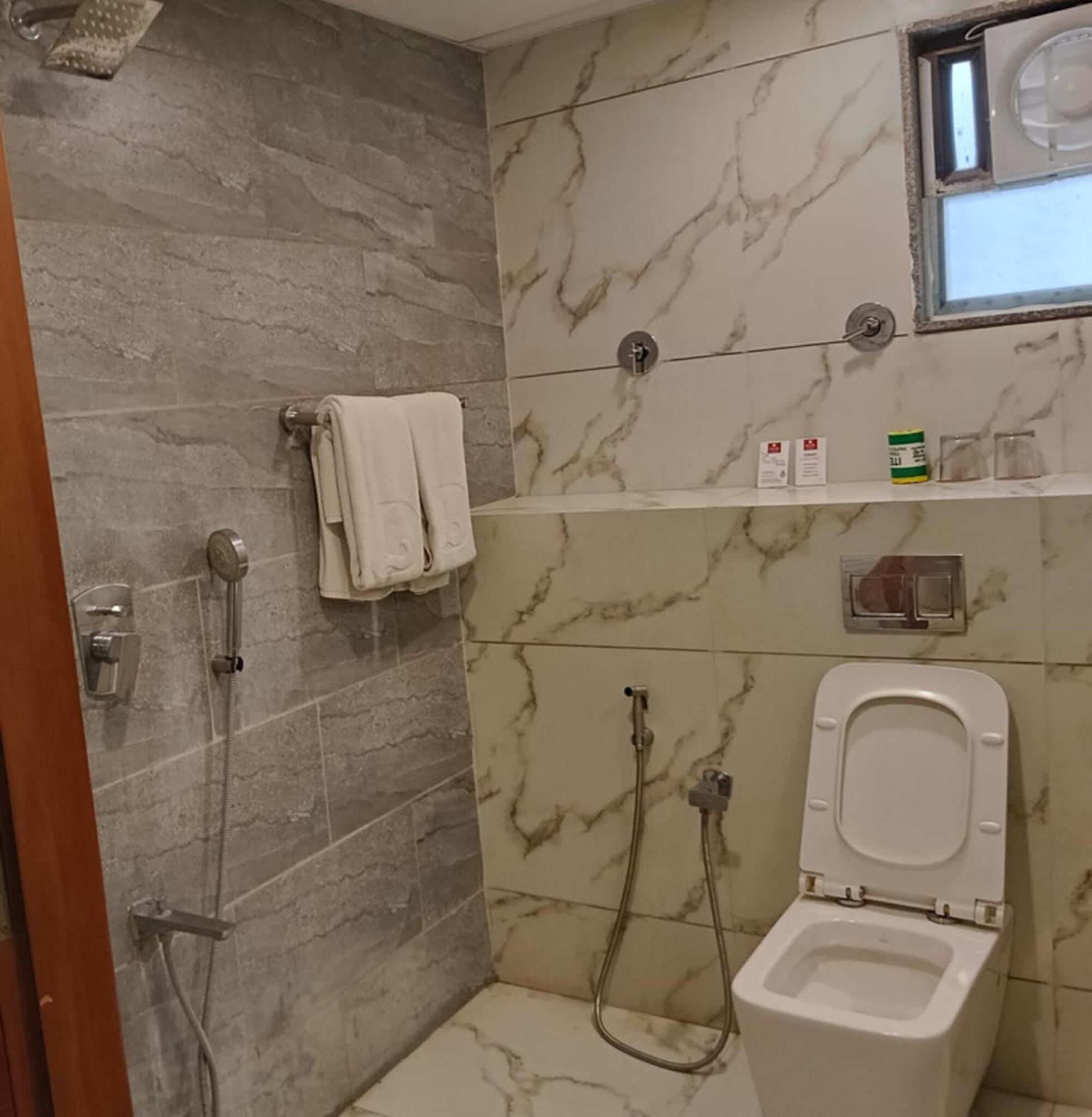 Sk Lords Inn Ahmedabad Bagian luar foto