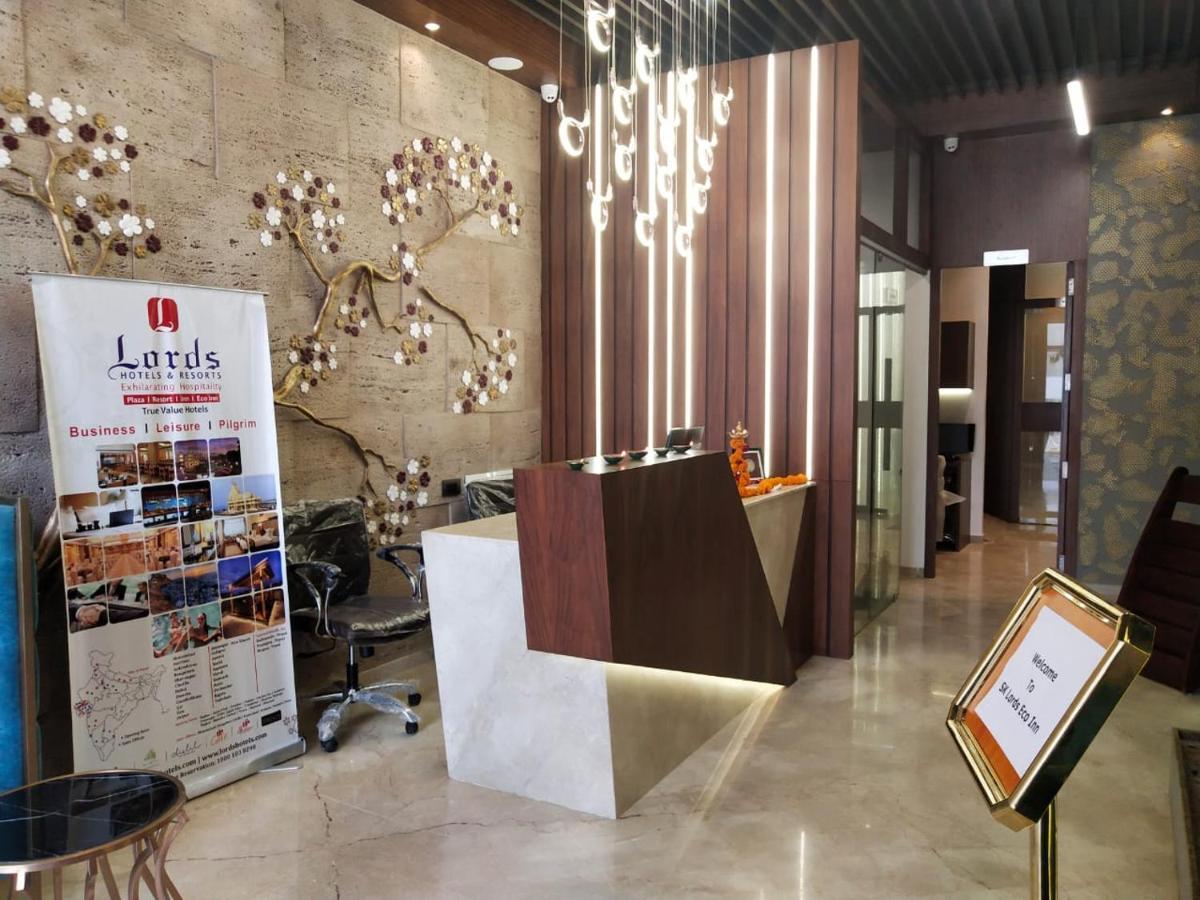 Sk Lords Inn Ahmedabad Bagian luar foto